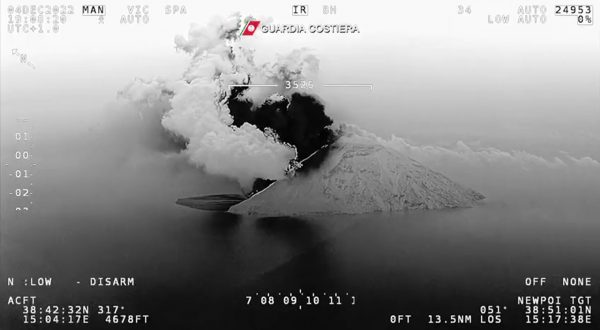 Eruzione Stromboli, l’aereo della Guardia costiera sorvola il vulcano