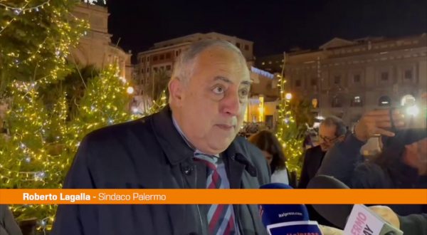 Natale a Palermo, sindaco Lagalla accende l’albero in piazza Politeama