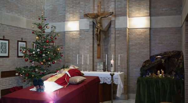 Benedetto XVI, la salma a San Pietro. Mattarella e Meloni rendono omaggio al feretro