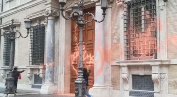 Senato, ambientalisti imbrattano la facciata di Palazzo Madama