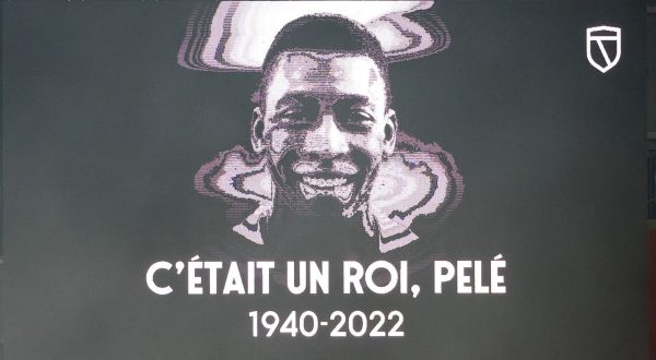 Corteo funebre per le vie di Santos, ultimo saluto a Pelè