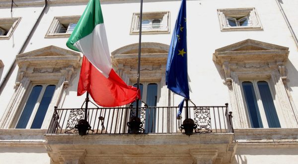 Bandiere a mezz’asta negli edifici pubblici per i funerali del Papa emerito