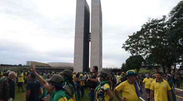 Sostenitori di Bolsonaro assaltano le istituzioni a Brasilia