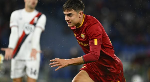 Magia di Dybala, la Roma batte il Genoa e va ai quarti