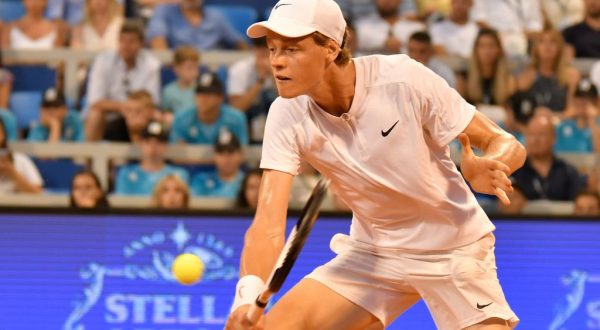 Sinner si ferma agli ottavi degli Australian Open, vince Tsitsipas