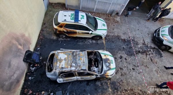 Milano, molotov contro due auto della polizia municipale. Le immagini