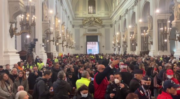 In migliaia a Palermo per l’ultimo saluto al missionario Biagio Conte