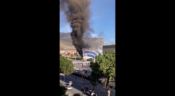 Incendio sul traghetto Palermo-Napoli, non ancora spento il rogo