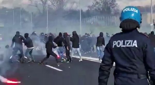 Battaglia sull’A1, scontri tra ultrà di Roma e Napoli: un ferito