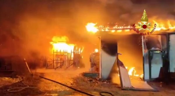 In fiamme un capannone agricolo in provincia di Venezia