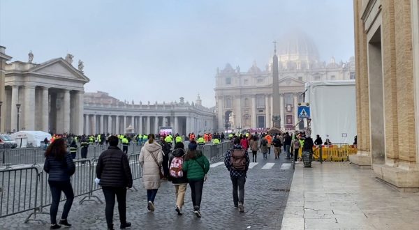 Addio a Benedetto XVI, i fedeli “Ha cambiato le sorti della Chiesa”