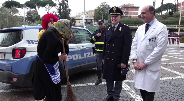 Poliziotta “befana” per i bambini del Policlinico Gemelli di Roma