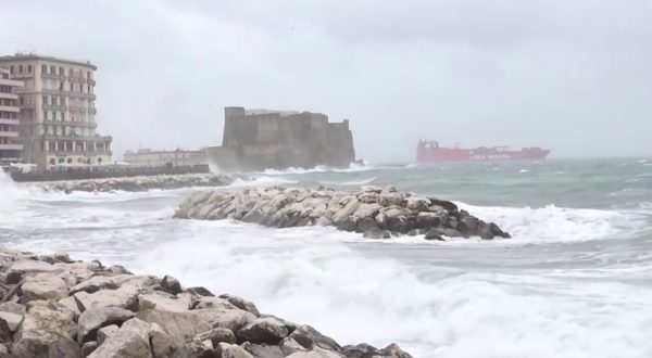 Maltempo in tutta Italia, crolla parte di un cimitero nel Beneventano