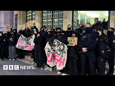 Mass strikes in France bid to halt President Emmanuel Macron’s rise in pension age – BBC News