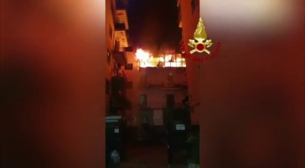 Incendio a Portici, sgomberato palazzo