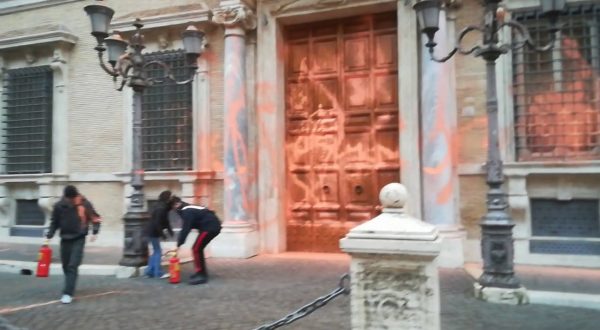 Ambientalisti lanciano vernice arancione su facciata di Palazzo Madama