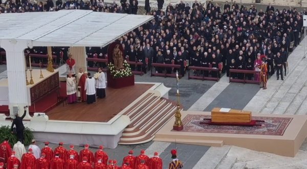 Funerali Benedetto XVI, il coro dei fedeli: “Santo subito”