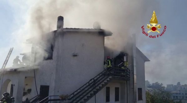 Vigili del Fuoco domano incendio in una mansarda di Riano