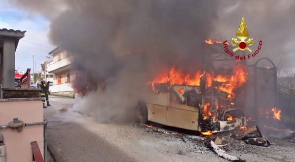 Paura per bus in fiamme ad Avellino, illesi i passeggeri