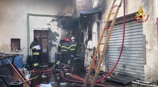 Appartamento distrutto da un incendio a Catania