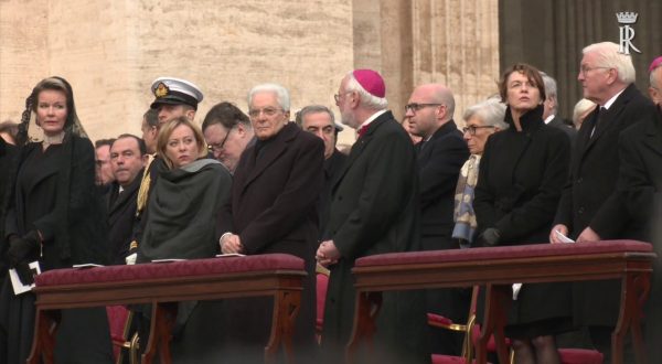 Mattarella ai funerali di Benedetto XVI