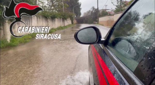 Siracusa, strade allagate e mareggiata a Ortigia