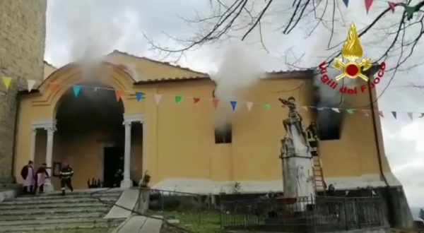 Brucia una chiesa in Toscana, le immagini