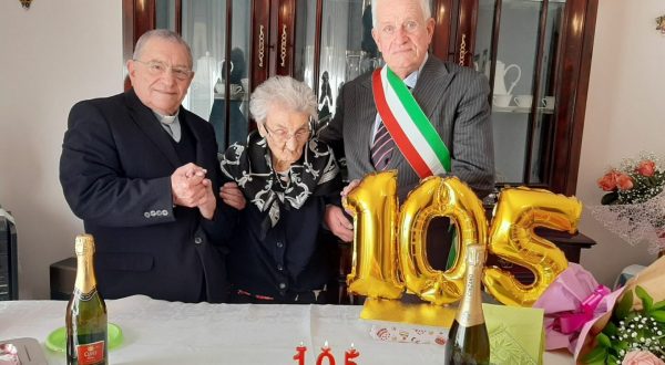 Festa a Castellammare Del Golfo per i 105 anni di nonna Maria