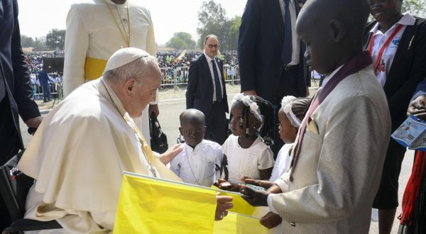 Papa Francesco “Deponiamo le armi dell’odio e della vendetta”