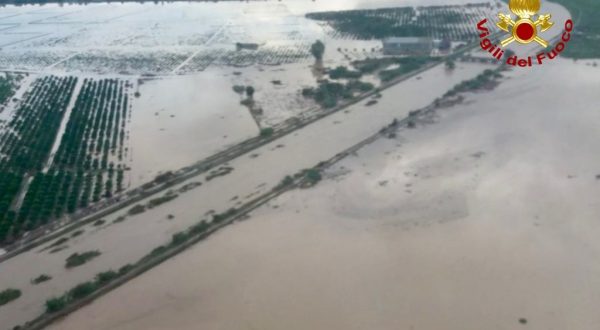 Vento forte e mareggiate sulla Sicilia orientale, black-out a Siracusa, disagi nel Catanese