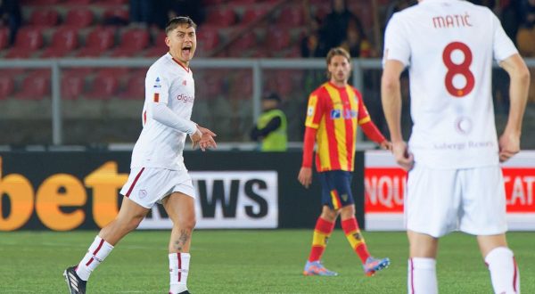 Dybala rimedia all’autogol di Ibanez, Lecce-Roma 1-1