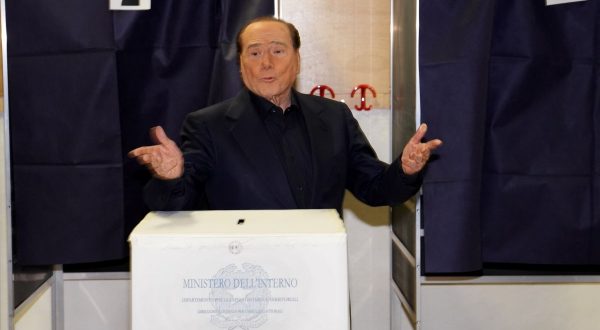 Berlusconi chiama Meloni e Salvini “Governo forte, sarà di legislatura”