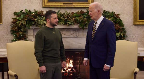 Biden a sorpresa a Kiev incontra il presidente ucraino Zelensky