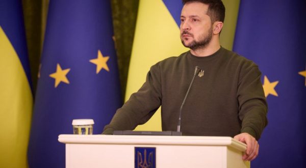 Ucraina, Zelensky “Berlusconi? Non ha avuto casa bombardata dai russi”