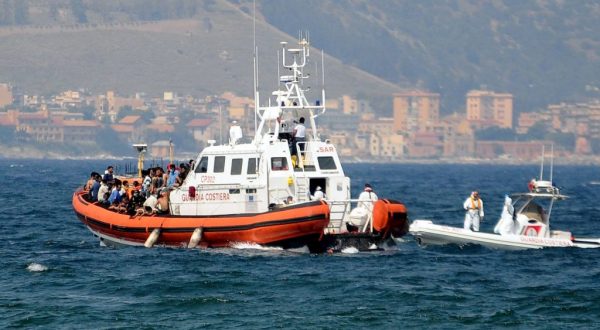 Immigrazione, naufragio nel Crotonese, una trentina le vittime