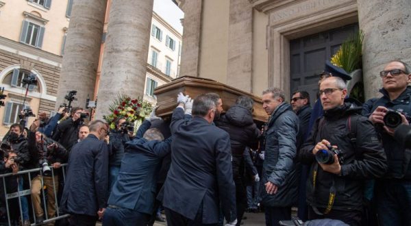 A Roma l’ultimo commosso saluto a Maurizio Costanzo