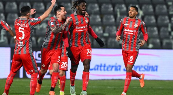 Prima vittoria per la Cremonese, 2-1 sulla Roma