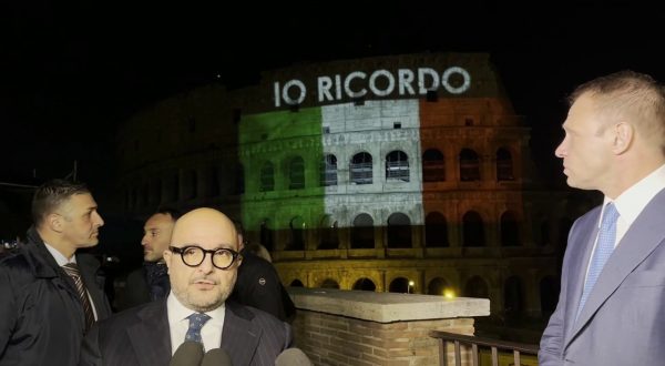 Foibe, Sangiuliano e Lollobrigida al Colosseo “vestito” con Tricolore