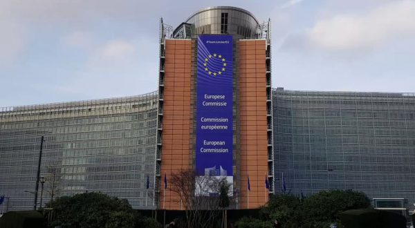 Da Commissione Ue un piano per industria a emissioni zero