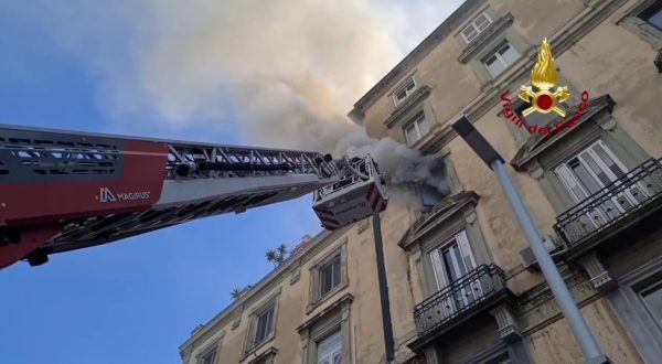 Incendio in un appartamento a Napoli, soccorse tre persone