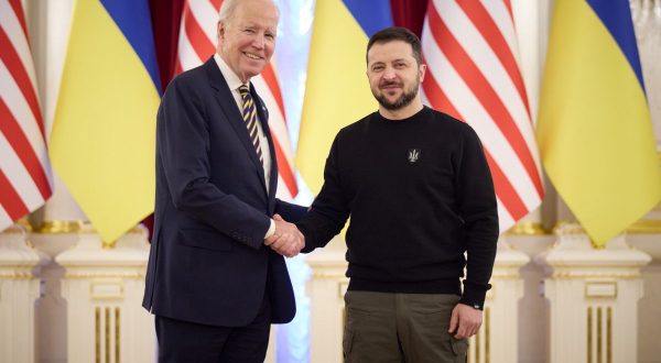 Biden a Kiev incontra Zelensky “Il nostro sostegno continua”