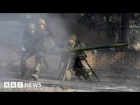 Ukraine frontline fighting:  Russian forces advance in Bakhmut – BBC News