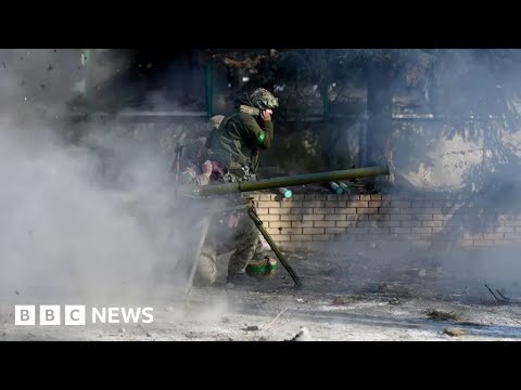 Russians slowly take ground around Ukrainian city of Bakhmut – BBC News