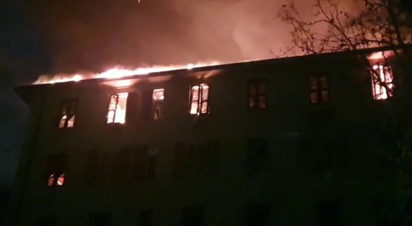 Un incendio devasta un palazzo a Genova, 96 evacuati