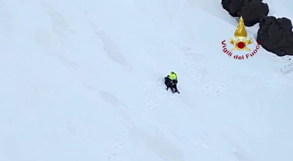 Escursionista ferito sull’Etna, le immagini del salvataggio