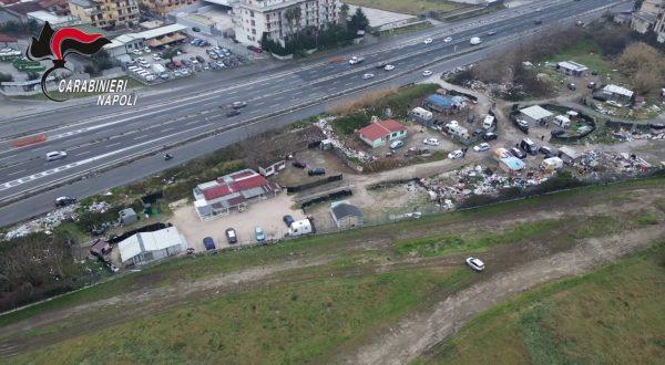 Campo nomadi tra i rifiuti nel napoletano, denunce e sequestri