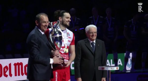 Mattarella consegna la Coppa Italia di pallavolo maschile a Piacenza