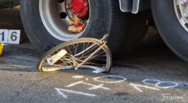 Donna in bicicletta muore a Milano travolta da un tir, le immagini