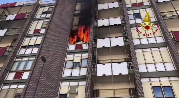 Fiamme in un appartamento a Lecce, i Vigili del Fuoco salvano anziana