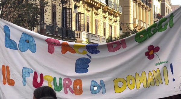 Marcia per la pace, a Palermo lungo corteo con migliaia di giovani